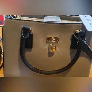GUESS PURSE BRAND NEW!!!!